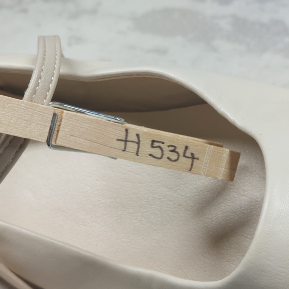 NEW Tahari Sweet Beige Leather Cap Toe Mary Jane Strap Classic Ballet Flats H534 - Picture 12 of 12